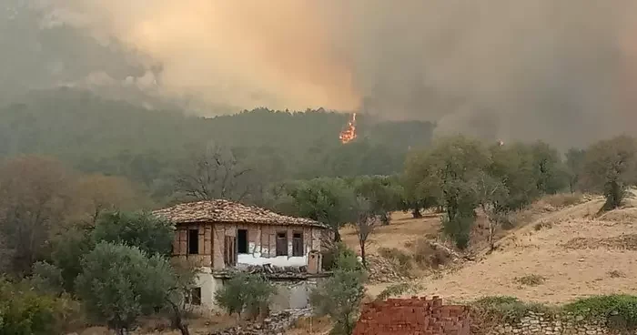 Denizli Aydın il sınırında 4 gündür devam eden yangında bir köy tahliye ediliyor