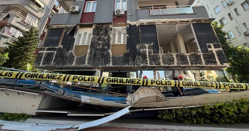6 katlı binanın dış cephe kaplaması düştü! Camlar paramparça oldu