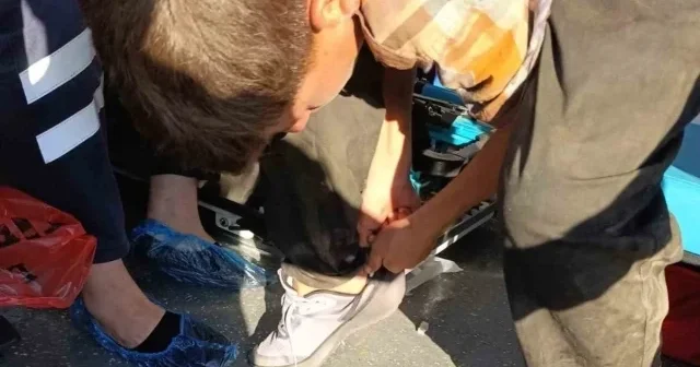 Ambulans şoförü küçük çocuğu yalın ayak bırakmadı: Kendi ayakkabılarını verdi VİDEO İZLE