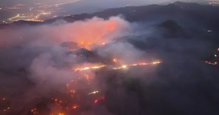 3 gündür devam eden yangının şiddeti havadan görüntülendi