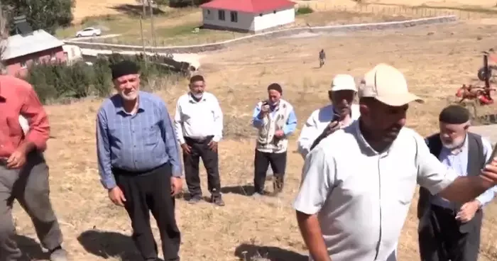 Muş un Varto ilçesi Çayıryolu köyünde şebeke krizi: Alo demek için tepeye çıkıyoruz