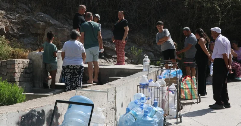 İzmir de su krizi: Çeşmelerde kuyruk oluştu