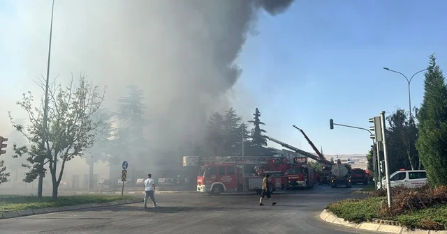 Kayseri de iş yerinden mobilya aksesuarı üreten fabrikaya sıçrayan yangına müdahale ediliyor Kayseri Haberleri