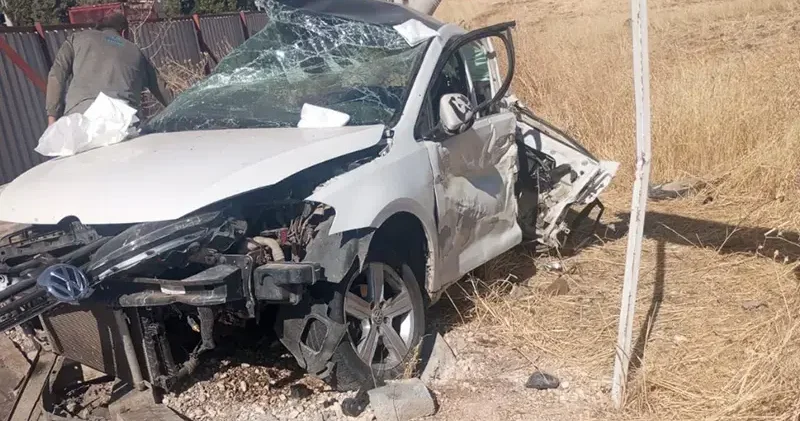 Ehliyetsiz sürücünün kullandığı otomobil, otobüs ve direğe çarptı: 1 ölü, 1 yaralı