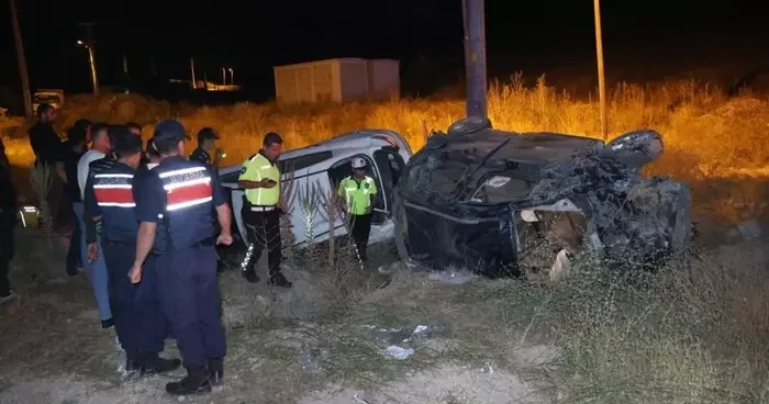 Önündeki araca çarptı, iki araç da takla attı: 2 si ağır 5 yaralı