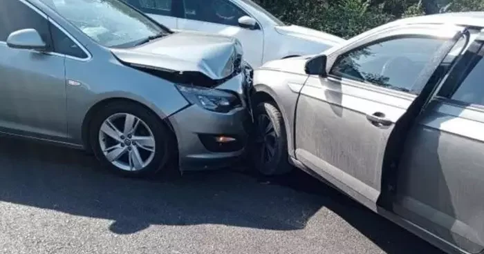 Alaplı’da iki otomobil kafa kafaya çarpıştı