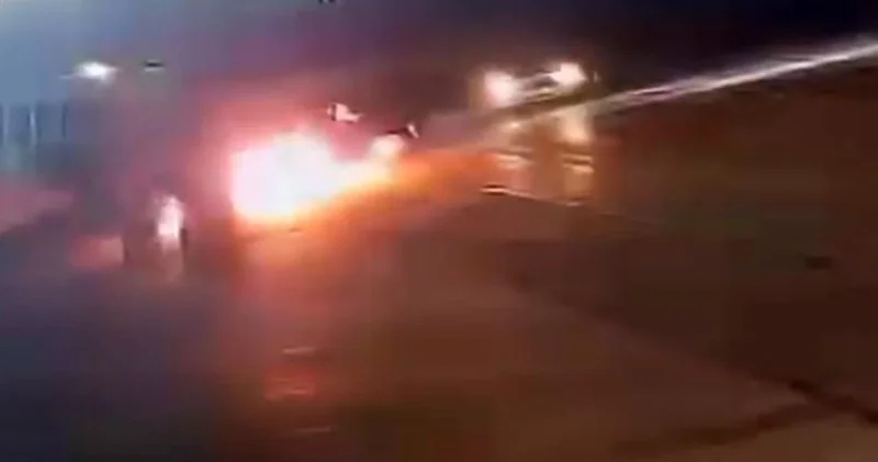Seyir halindeki otomobilde yangın! O anlar kamerada