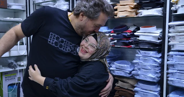 Down sendromlu Merve, neşesiyle tarihi çarşının gülü oldu Konya Haberleri