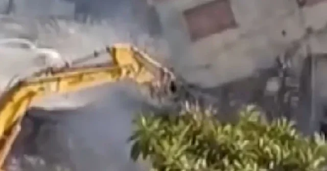 Yıktığı binanın altında kalmaktan saniyelerle kurtuldu: Tehlikeli anlar kamerada VİDEO İZLE