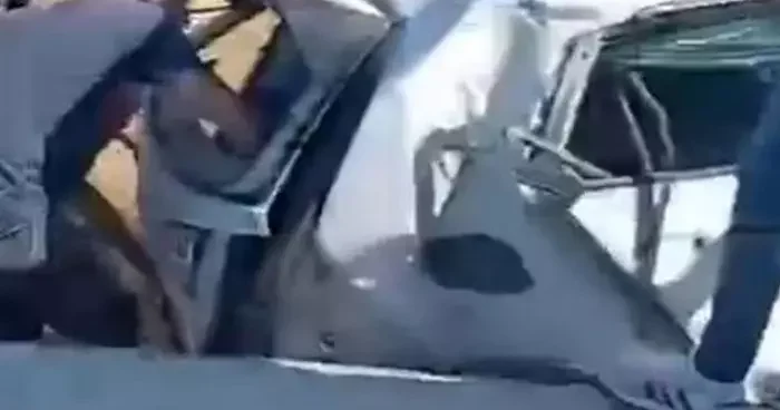 Yoldan çıkan araç bariyerlere ve direğe çarptı: 2 yaralı