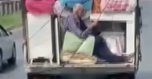 Adana’da tehlikeli yolculuklar kamerada: Biri iple kendini bağladı diğeri hamakta keyif yaptı VİDEO İZLE