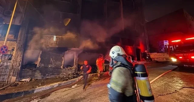 Çöp yığını nedeniyle beş katlı binada yangın: Vatandaşlar kurtarıldı İzmir Haberleri