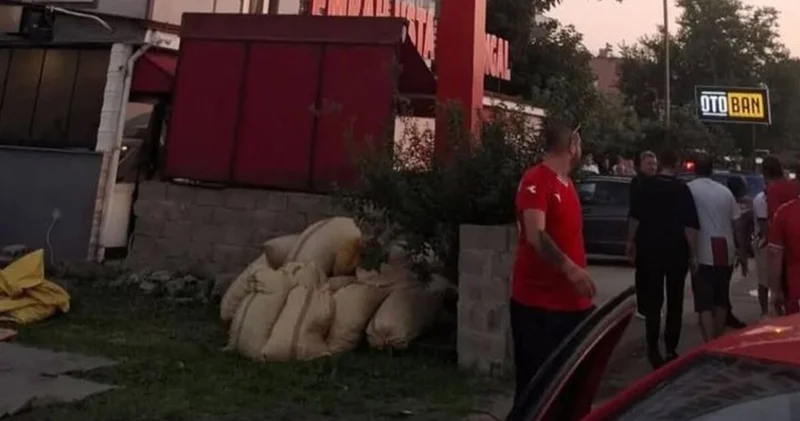 Taraftarlarla restoran sahibi birbirine girdi: 4 yaralı Son dakika haberleri