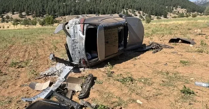 Derebucak’ta otomobil tarlaya devrildi: 2 yaralı
