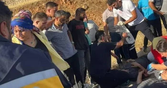 Seyir halindeki aracın tekeri patladı: Baba ve oğlu yaralandı