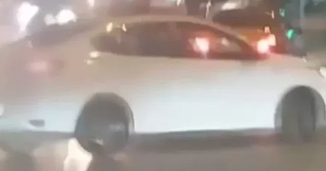 Kocaeli nde 2 sürücünün işlek caddede drift attığı anlar kameraya yansıdı VİDEO İZLE