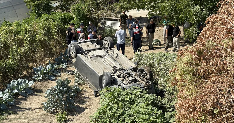 Karabük te iki araç çarpıştı, biri bahçeye uçtu; 3 yaralı