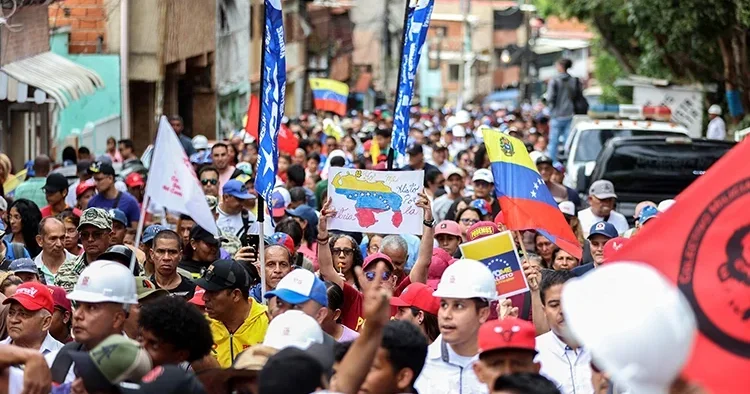 Venezuela dan ABD ye Uzak durun uyarısı: Binlerce motorcu Maduro ya destek için Karakas ı turladı
