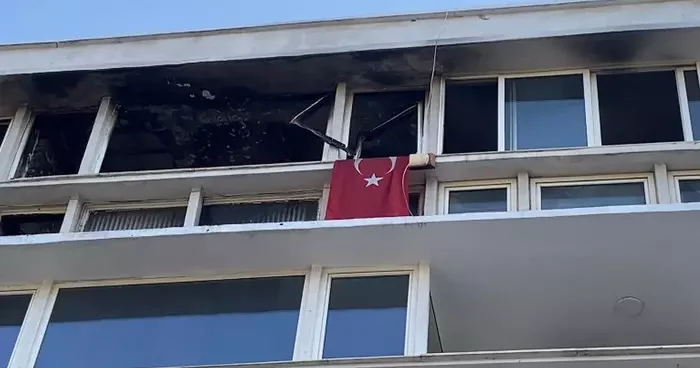 Kadıköy’de apartman dairesi alev alev yandı