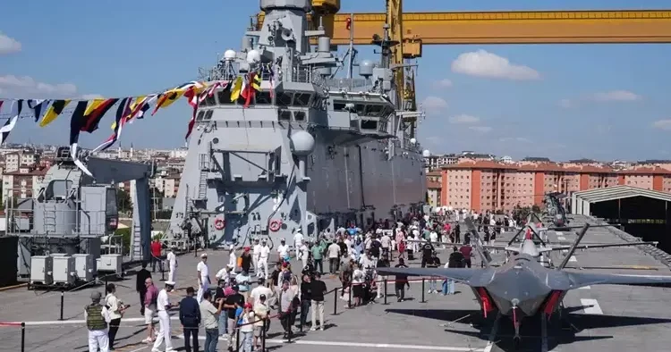 TEKNOFEST Mavi Vatan a büyük ilgi! TCG Anadolu ya akın ettiler