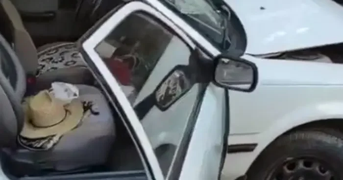 Otomobil kuaför dükkanına daldı: 1 yaralı