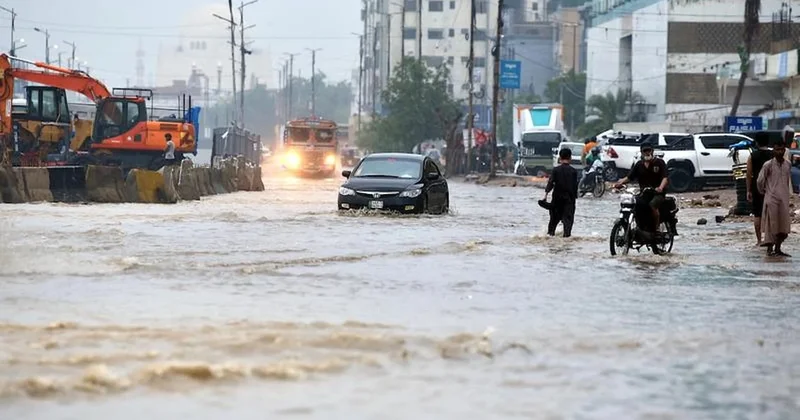 Pakistan da Pencap Eyaletindeki sel 2 milyon kişiyi etkiledi Sözcü Gazetesi